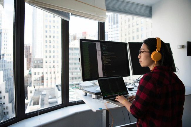 /images/photos/kubernetes-engineer.jpg